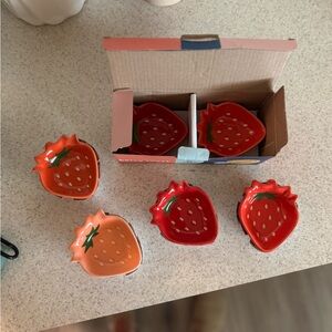 Strawberry pinch bowls set